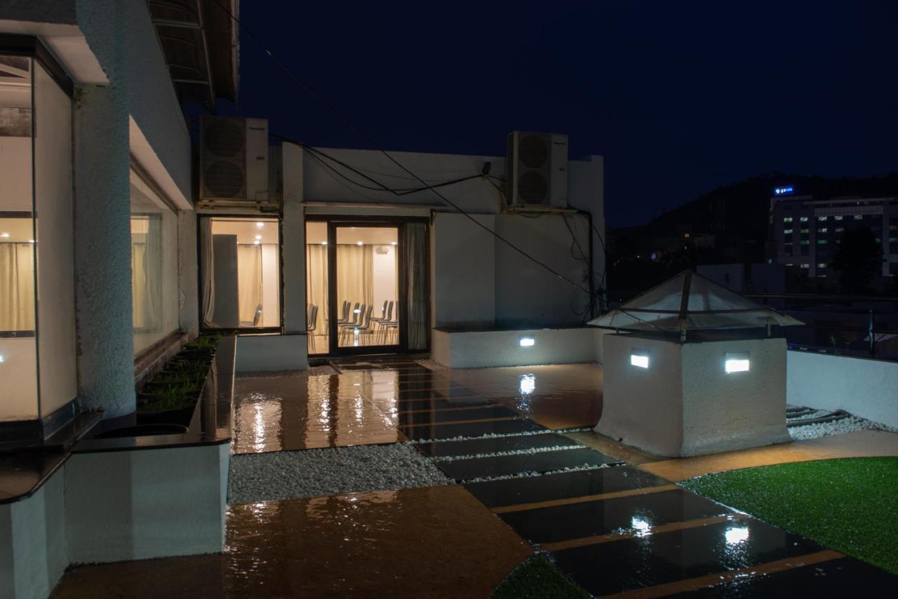 Monarch Montvert Pune Exterior foto